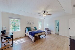 5629 Southern Pines Ct in Stone Mountain, GA - Building Photo