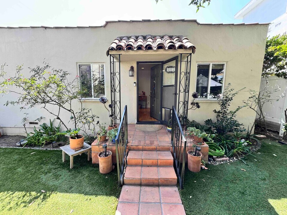1011 S Barrington Ave in Los Angeles, CA - Building Photo
