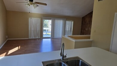 135 April Point Dr N in Montgomery, TX - Foto de edificio - Building Photo