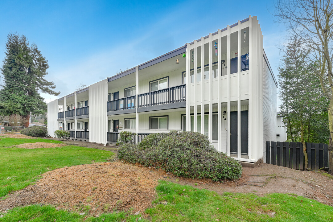 Manhattan Apartment Homes in Normandy Park, WA - Building Photo