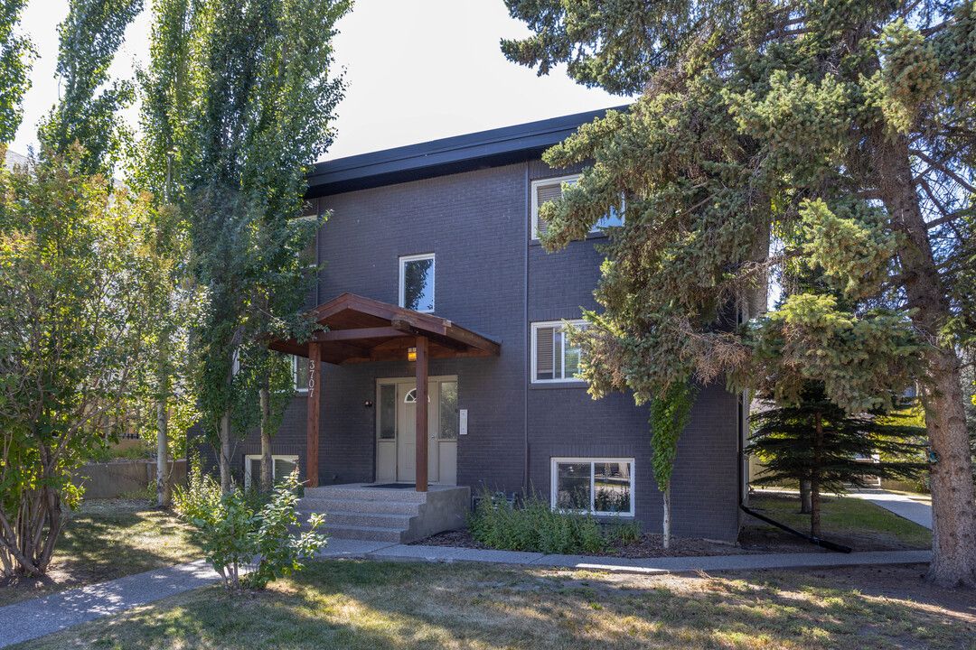 3707 15A St SW in Calgary, AB - Building Photo