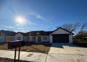 104 Kirkland St in Sanger, TX - Building Photo