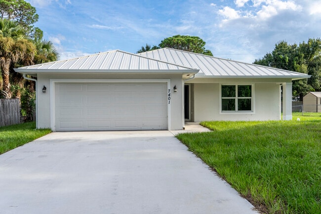 7401 Donlon Rd in Fort Pierce, FL - Building Photo - Building Photo