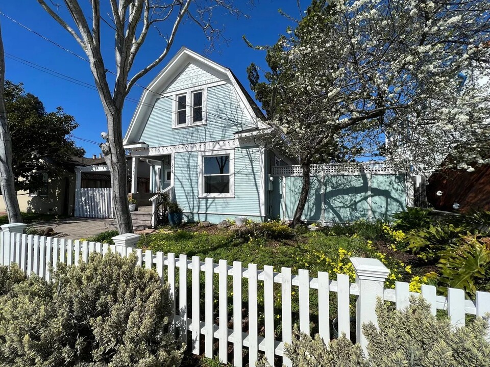 211 Stanford Ave in Santa Cruz, CA - Foto de edificio