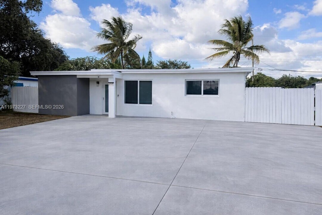 6305 Hayes St in Hollywood, FL - Building Photo