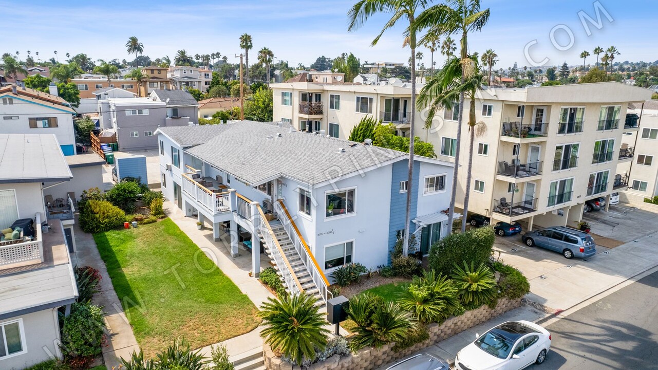 4078 1/2 Crown Point Dr in San Diego, CA - Building Photo
