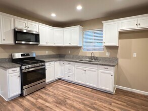 2304 Pictoria Dr in Bakersfield, CA - Building Photo - Building Photo