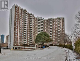 20 Edgecliff Golfway in Toronto, ON - Building Photo