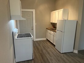 80 N Main St in Canton, IL - Building Photo