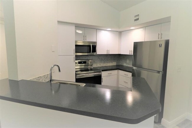 3340 Pinewalk Dr N in Margate, FL - Building Photo - Building Photo