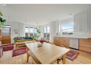 3593 NE McDonald Ln in McMinnville, OR - Foto de edificio - Building Photo