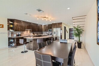 3864 NE 167th St in North Miami Beach, FL - Foto de edificio - Building Photo