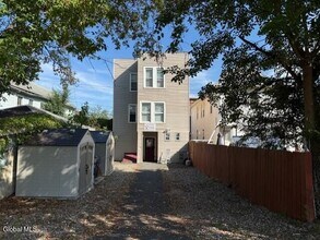 92 Ontario St in Cohoes, NY - Building Photo - Building Photo