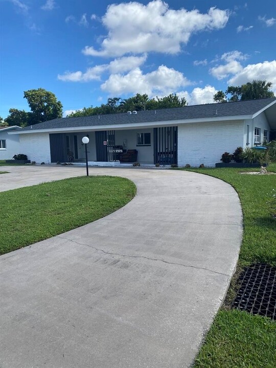 4917 Vincennes St in Cape Coral, FL - Building Photo