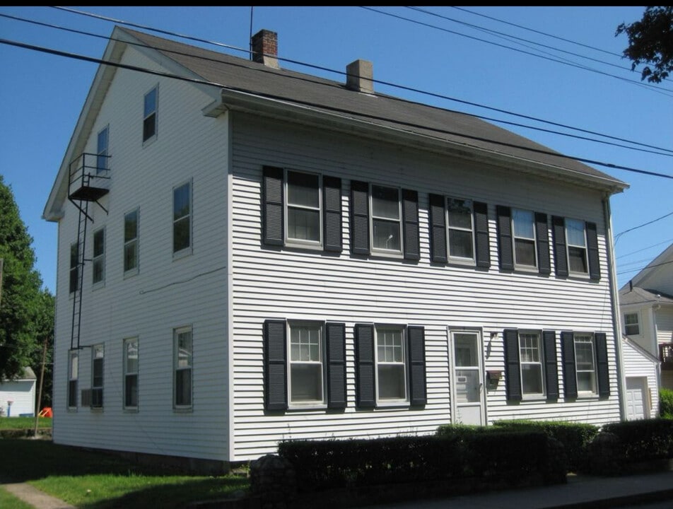 5 Downer St in Pawcatuck, CT - Building Photo