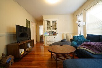 22 Edison Ave, Unit 1 in Medford, MA - Foto de edificio - Building Photo