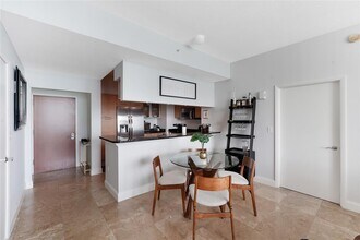 31 SE 5th St, Unit 3819 in Miami, FL - Building Photo - Building Photo