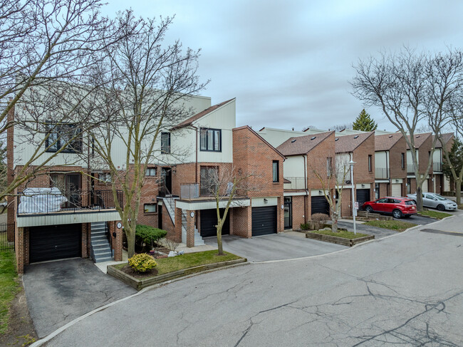 1020 Cedarglen Gate in Mississauga, ON - Building Photo - Building Photo