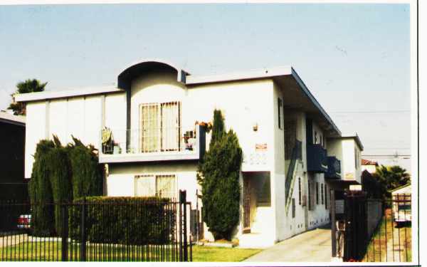 4833 W 17th St in Los Angeles, CA - Building Photo