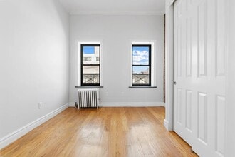 722 10th Ave in New York, NY - Foto de edificio - Building Photo