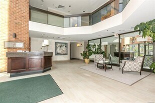 1 Ipswich Ave in Great Neck, NY - Building Photo