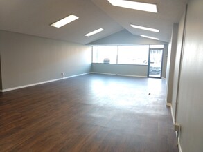 7 E Main St, Unit Commercial in Vermillion, SD - Building Photo - Building Photo