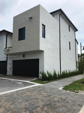 4920 NW 83rd Ave in Doral, FL - Building Photo - Building Photo