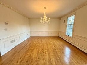 4 Elliston Rd in Weston, MA - Foto de edificio - Building Photo