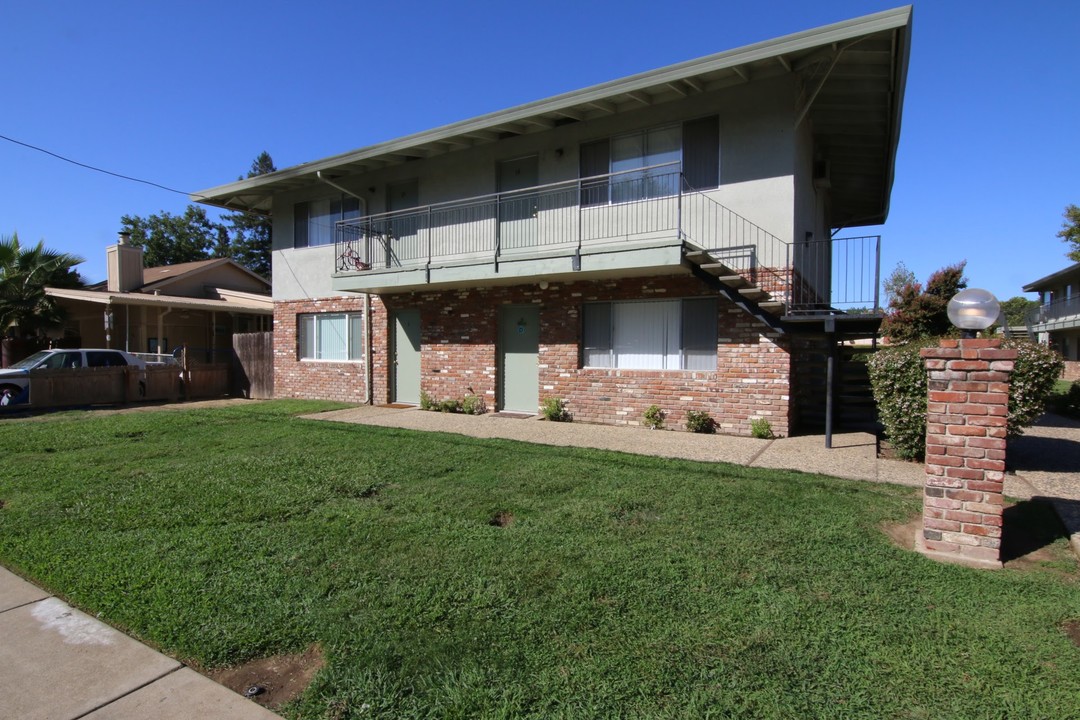 Barrett Place Apartments in Yuba City, CA - Building Photo