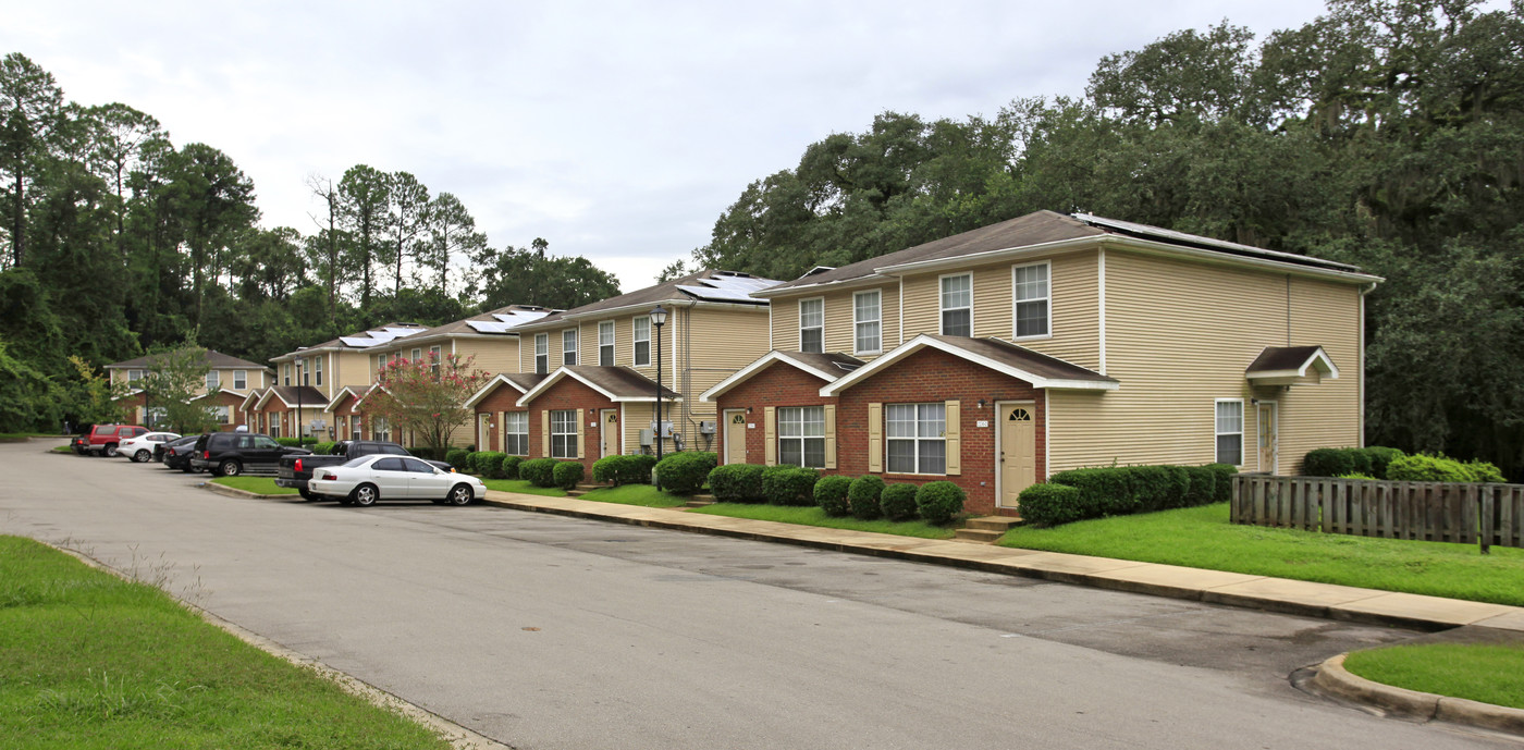 The Cove in Tallahassee, FL - Building Photo