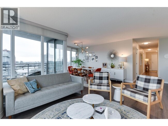 33 Smithe St in Vancouver, BC - Building Photo - Building Photo