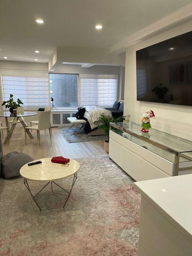 240 E 55th St, Unit 8C in New York, NY - Foto de edificio - Building Photo