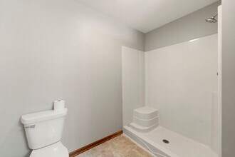 1477 Stonefield Dr in Dekalb, IL - Building Photo - Building Photo