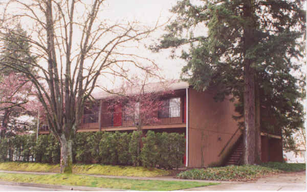 573 SE Walnut St in Hillsboro, OR - Building Photo - Building Photo