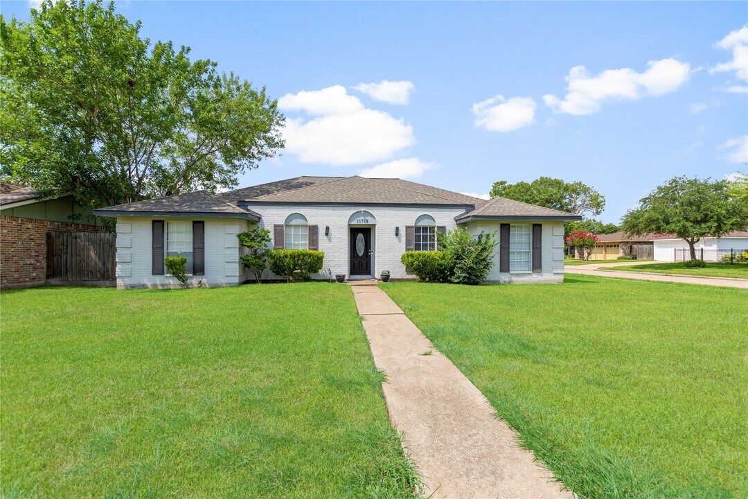 11718 Scottsdale Dr in Stafford, TX - Building Photo