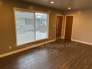 647 8th Ave SW in Valley City, ND - Building Photo - Building Photo