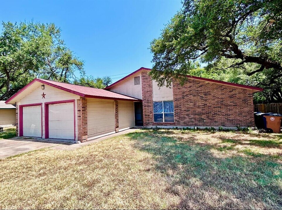 8802 Pineridge Dr in Austin, TX - Building Photo