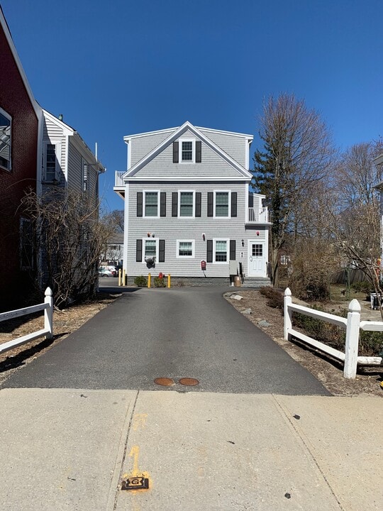 20 Leyden St, Unit 8 in Plymouth, MA - Building Photo