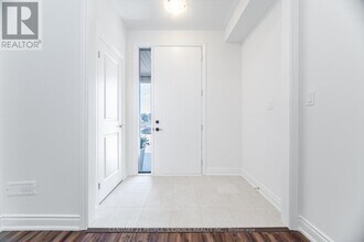 1302 Muller Ln in Oakville, ON - Building Photo - Building Photo