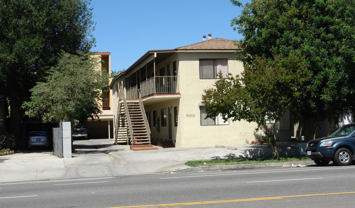 7011 Woodley Ave in Van Nuys, CA - Building Photo