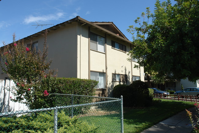 835 Farm Dr in San Jose, CA - Foto de edificio - Building Photo