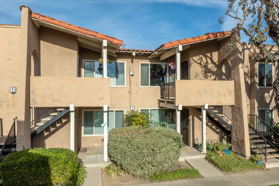 Rancho San Juan Condominiums in Tustin, CA - Building Photo