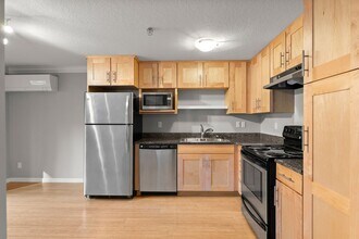 7931 SW 40th Ave in Portland, OR - Foto de edificio - Building Photo