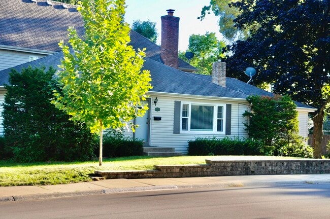 110 W 12th Ave in Naperville, IL - Building Photo - Building Photo