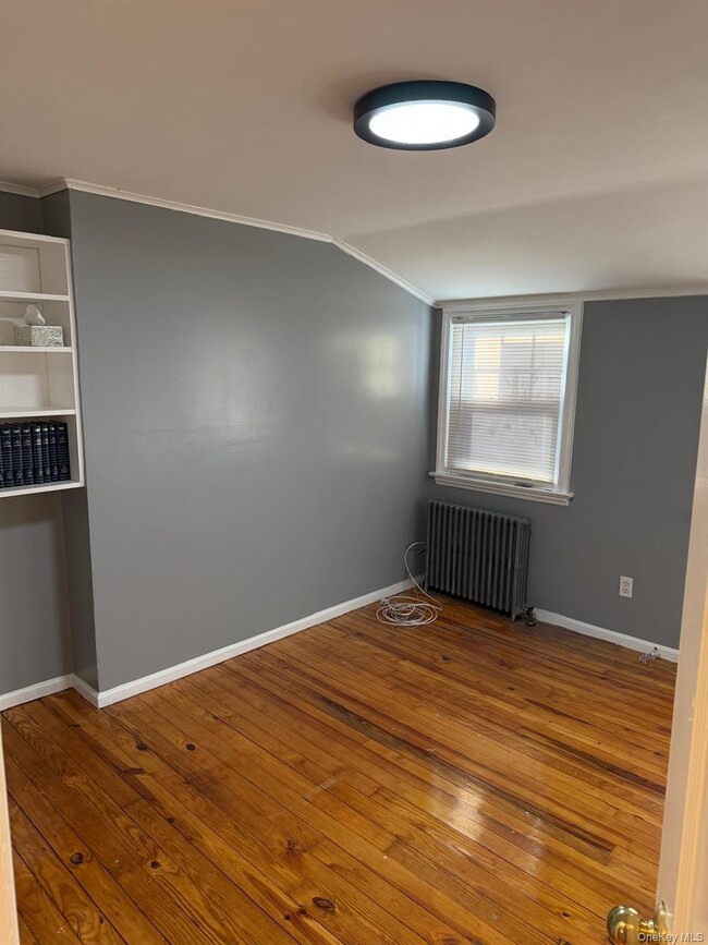 76 Shaw Ave in Valley Stream, NY - Building Photo - Building Photo