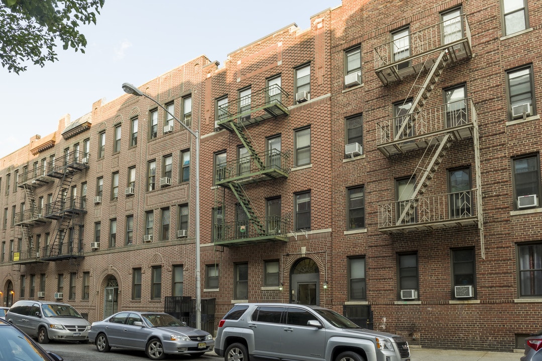 3071 34th St in Long Island City, NY - Building Photo