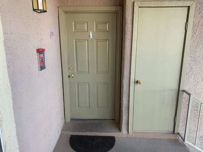 2008 Mesquite Ln, Unit 205 in Laughlin, NV - Foto de edificio - Building Photo