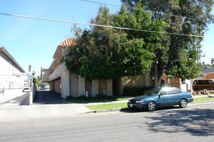 6612 SYLMAR AVE in Van Nuys, CA - Building Photo