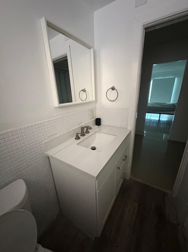 215 SE 3rd Ave, Unit 103 C in Hallandale Beach, FL - Building Photo - Building Photo