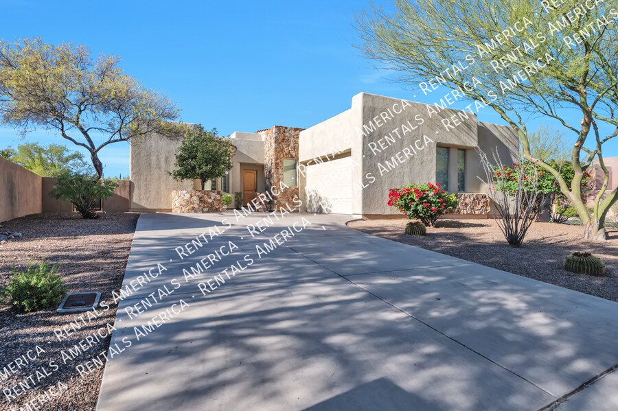 1033 W Par 4 Dr in Oro Valley, AZ - Building Photo
